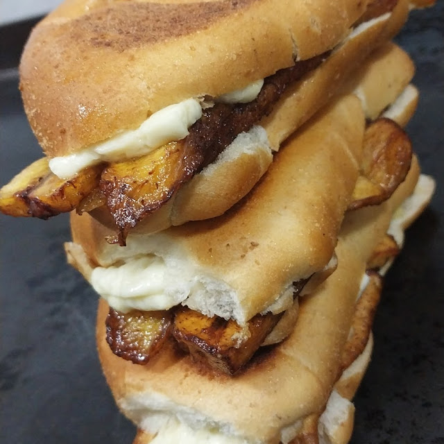 Pão Com Banana E Queijo Coalho