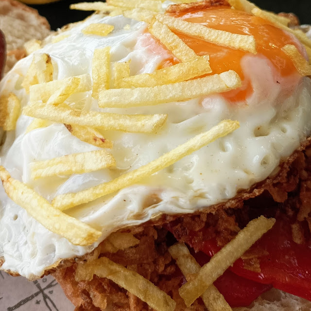 Bocata de Chistorra Pimientos Y Huevo