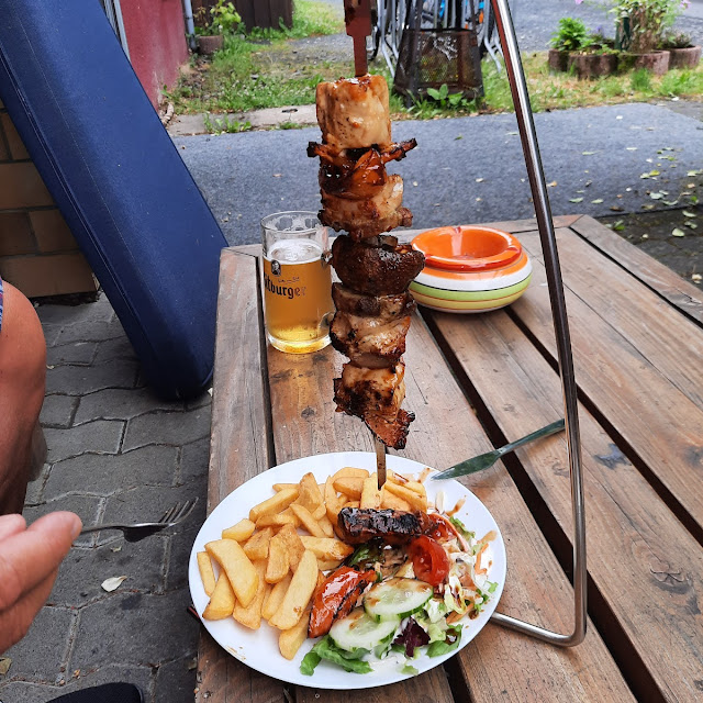 Fleischspieß Mit Pommes Und Salat