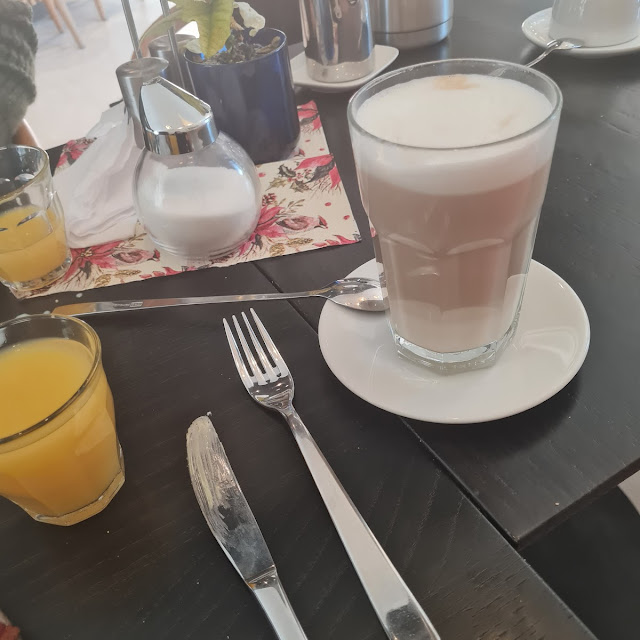 Latte Macchiato Und Orangensaft