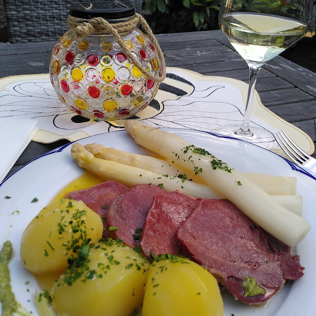 Rinderzunge In Zerlassener Butter Mit Spargel Und Petersilienkartoffeln