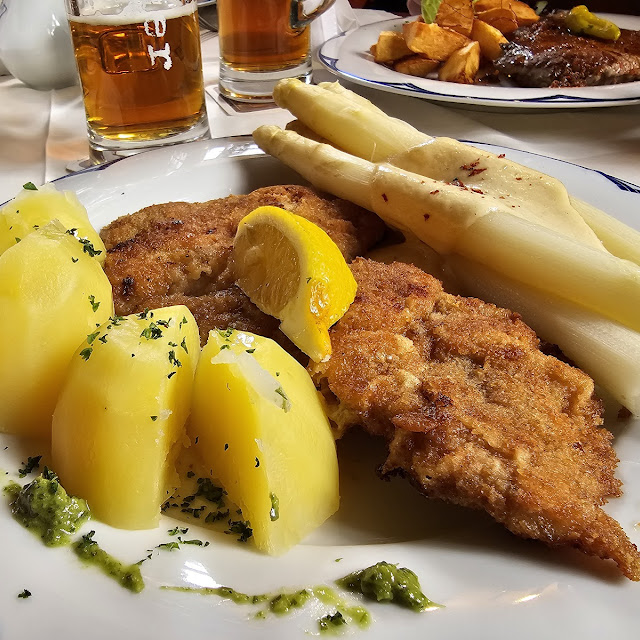 Wiener Schnitzel Mit Spargel Und Schwenkkartoffeln