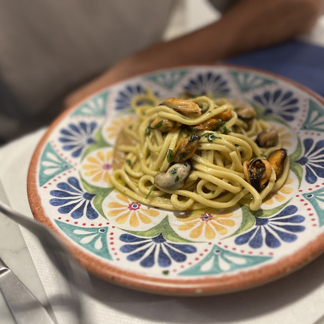 Spaghetti Con Vongole E Limone Su Crema Di Cavolfiori E Cavolfiori Croccanti