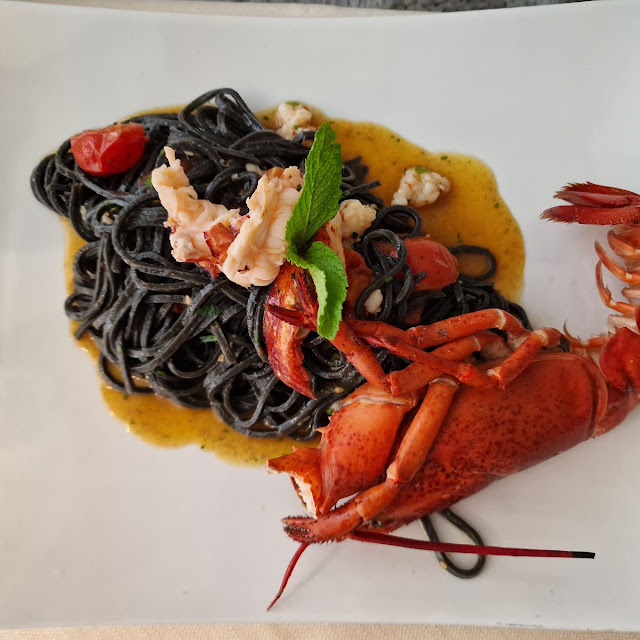 Tagliolini Al Nero Di Seppia Con Astice