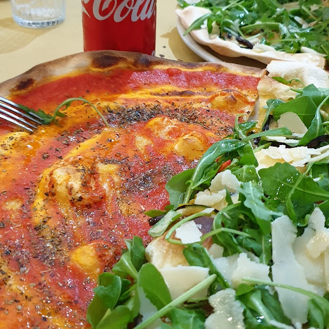 Pizza Rossa E Pizza Vegetariana Con Rucola E Parmigiano