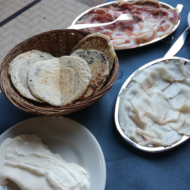 Panigacci Con Salumi Misti E Formaggi