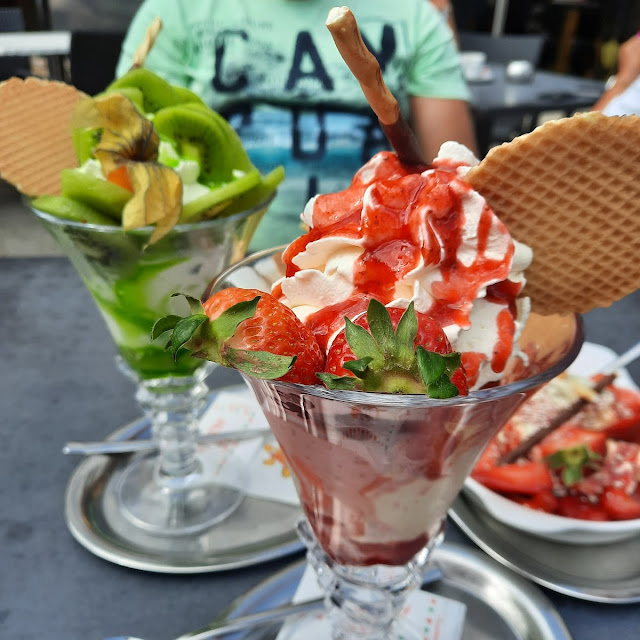 Erdbeer- Und Kiwi- Eisbecher