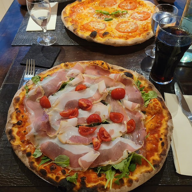 Pizza Mit Schinken Und Rucola