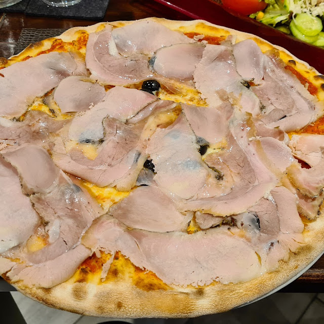 Spanferkelpizza & Salat Mediterraneo