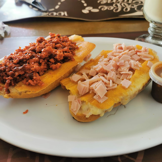 Molletes Con Jamón Y Longaniza