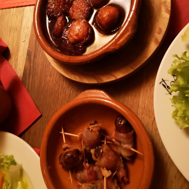 Datteln Im Speckmanteln Und Chorizo Al Vino