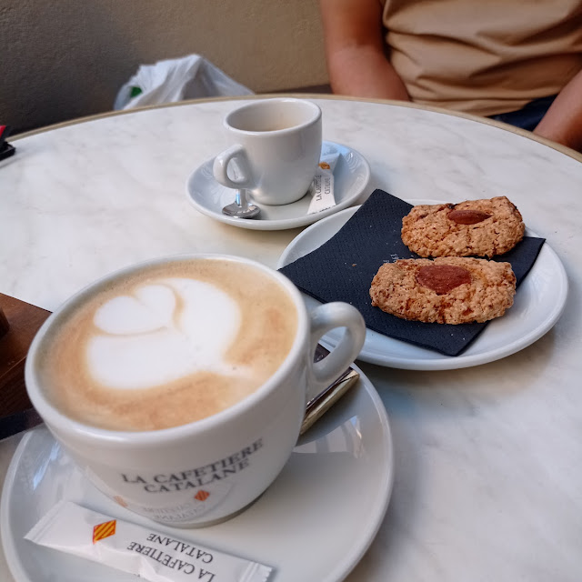 Café Con Leche Y Carquinyolis