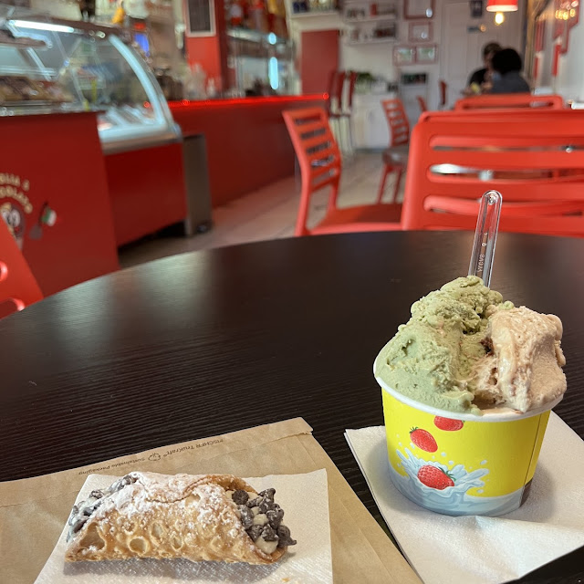Helado de Pistacho Y de Noccionutella Y Un Mini Canolli Relleno Con Chispas de Chocolate