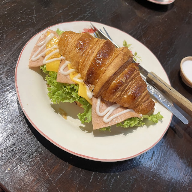 scrambled egg & cheese croissant 可頌炒蛋芝士