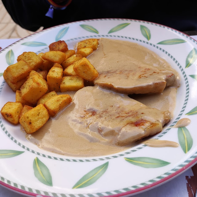 Pechuga de Pollo Con Salsa Nata Y Patatas Fritas A Las Finas Hierbas