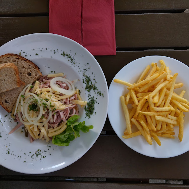 Ökonomischer Wurstsalat Mit Schwarzwurst Und Käse Und Pommes Frites