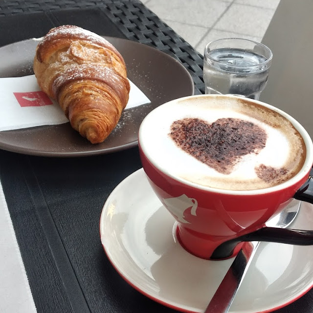 Cappuccino E Brioche Ottima Colazione Super