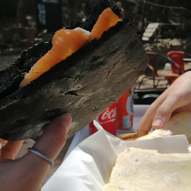 Ficaccia Al Nero Di Seppia Con Salmone