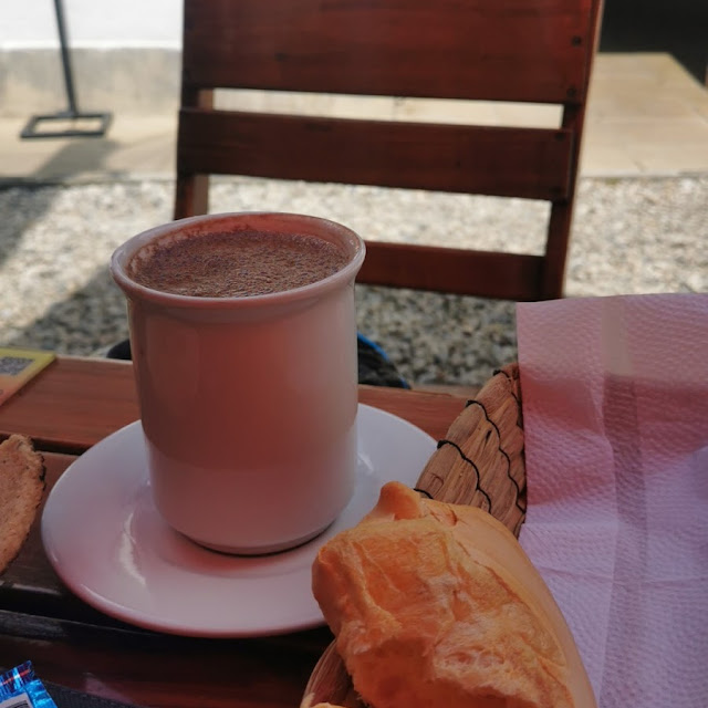 Chocolate Caliente Y Pan de Yuca