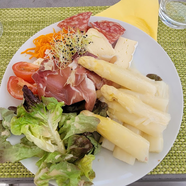 Asperges Sur Lit de Jambon Cru Fromage Et Salade