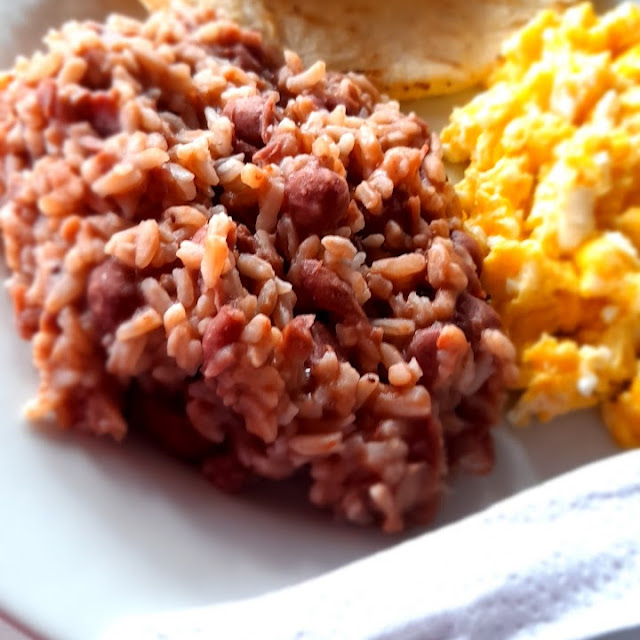 Desayuno Con Calentado Y Huevos Revueltos