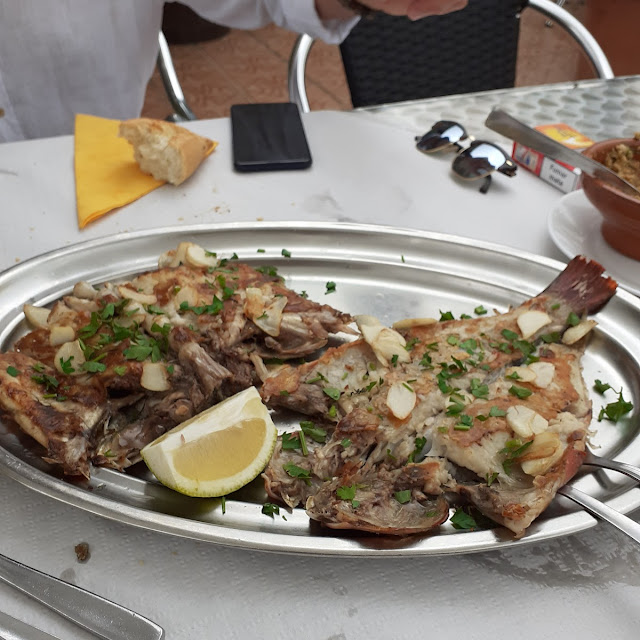 Alfonsiño A la Plancha Con Papas Arrugadas
