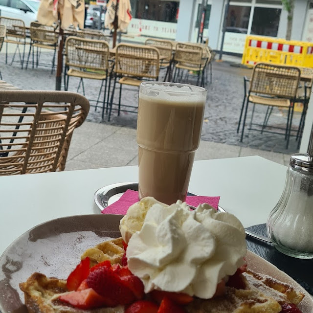 Waffel Mit Erdbeeren Und Vanille Eis