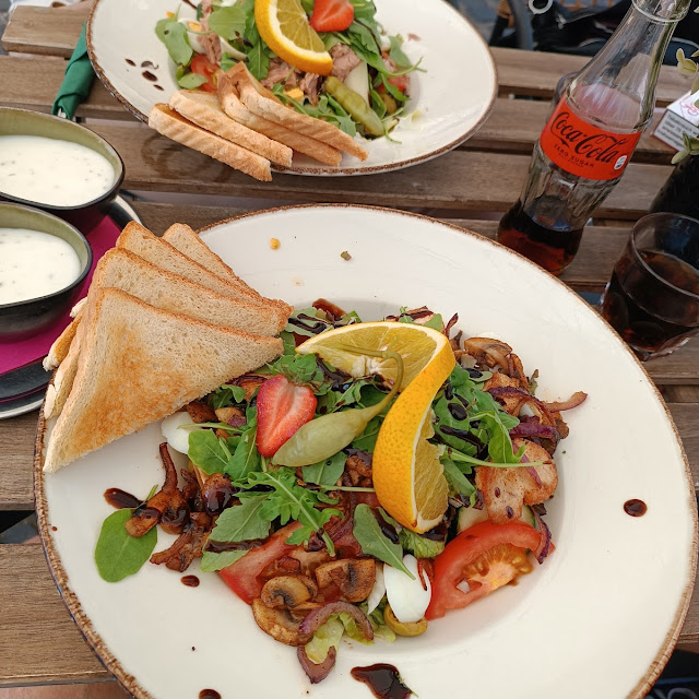 Salat Mit Hähnchenbrust Und Salat Mit Thunfisch