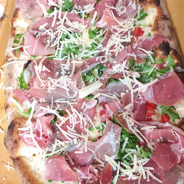 Rucola Crudo Scaglie E Pomodorini