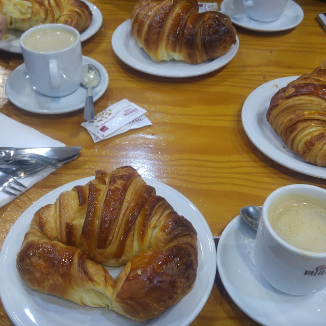 Desayuno Croissant Y Cafe Con Leche