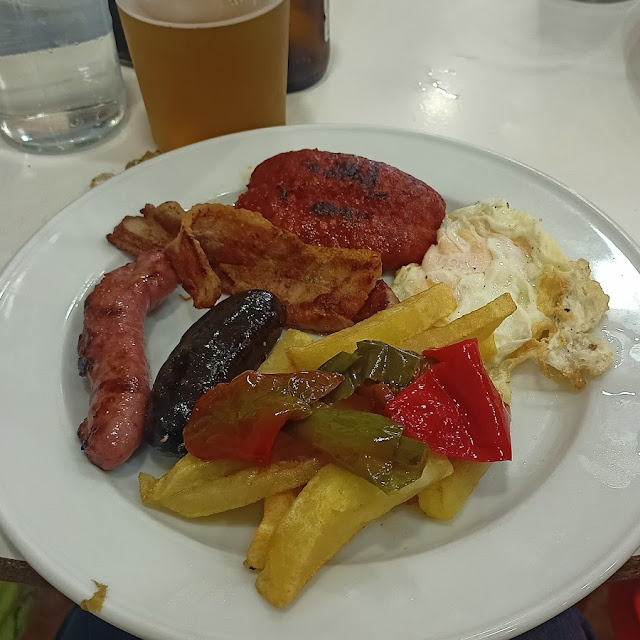 Plato de Carne A la Brasa Con Patatas Y Huevo