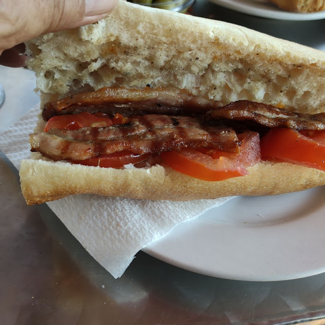 Bocadillo de Panceta Con Tomate