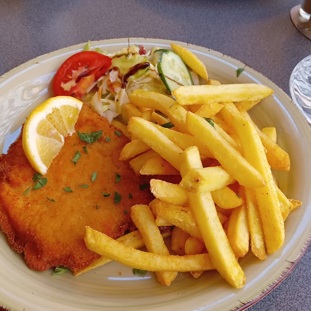 Schnitzel Paniert Mit Pommes