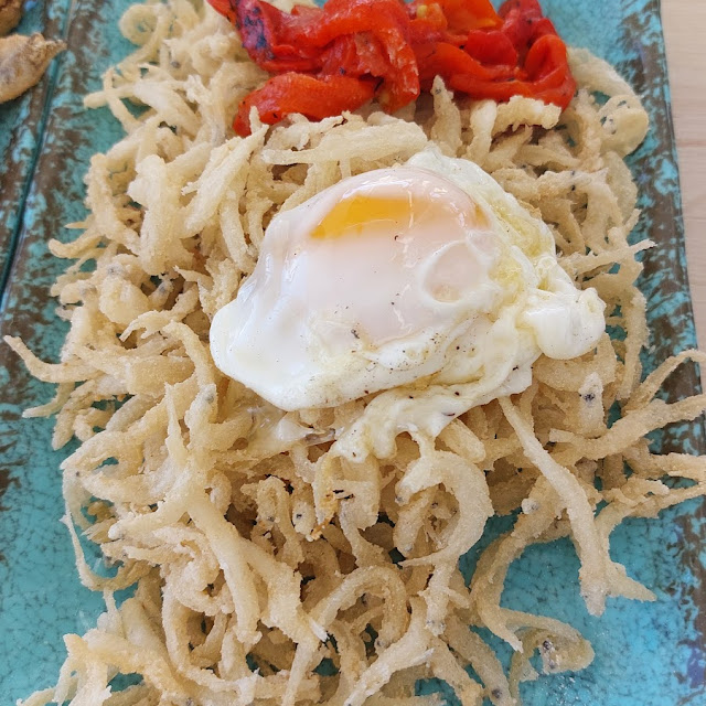 Chanquetes Con Huevo Y Pimientos Asados