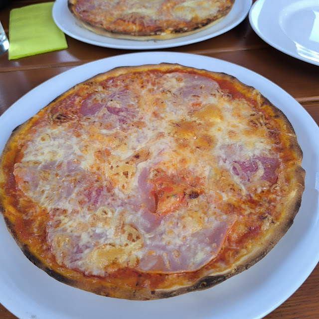 Pizza Salami Und Schinken