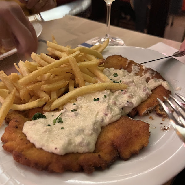 Schnitzel Mit Schmandsauce Mit Pommes