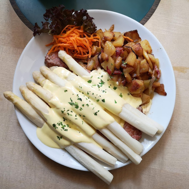Schweinelende Mit Spargel Sauce Hollandaise Und Bratkartoffeln