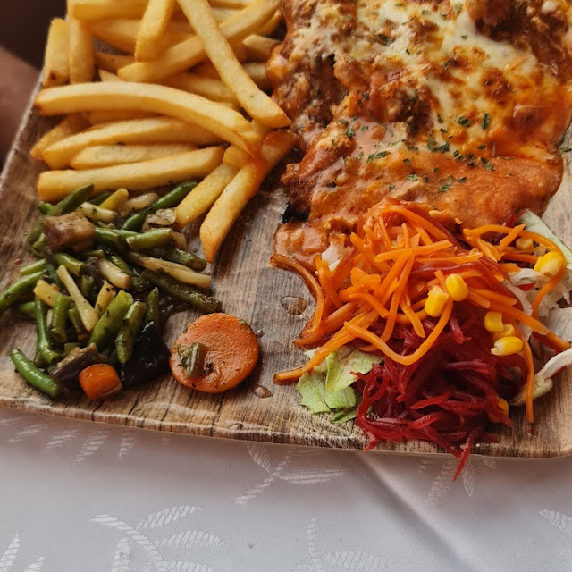 Wiener Schnitzel Paniertmit Pommes Gemüse Und Salat