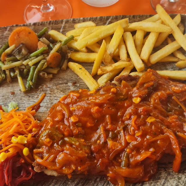 Scharfes Paprikaschnitzel Mit Pommes Gemüse Und Kleinem Salatteller