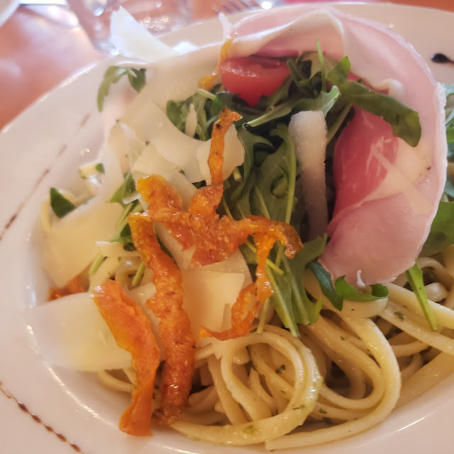 Linguini Au Pesto Copeaux de Parmesan Et Roquette