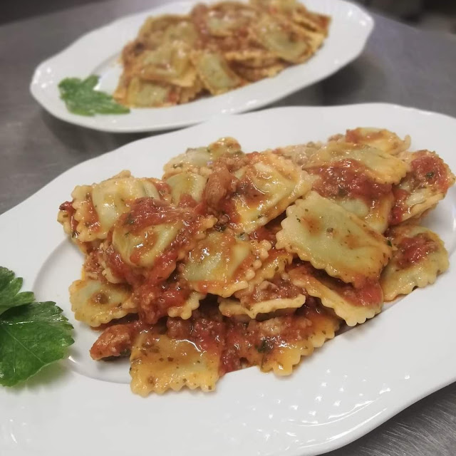 Ravioloni Al Sugo