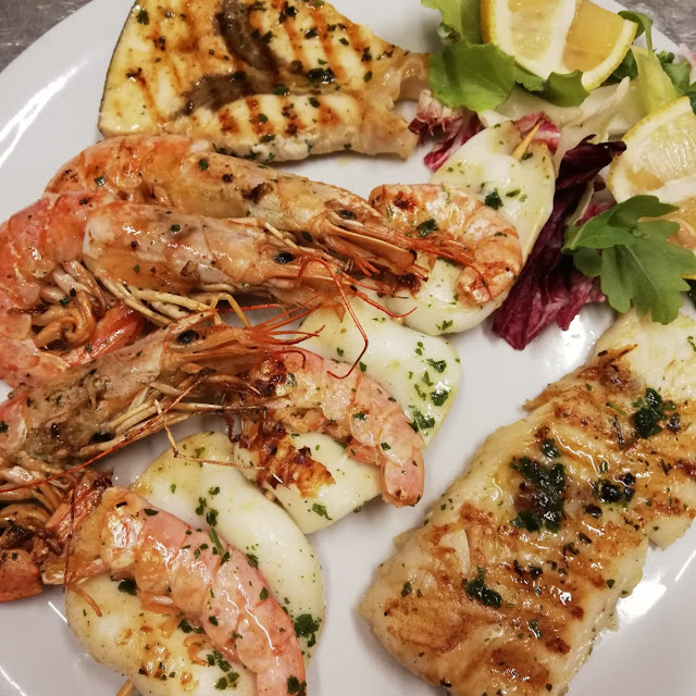 Grigliata Di Pesce Cotta È Mangiata Una Prelibatezza
