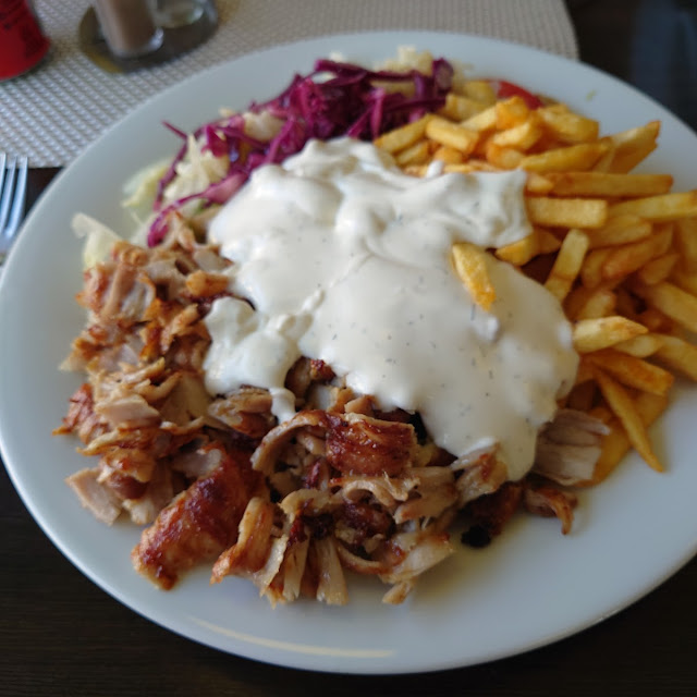 Großer Dönerteller Mit Pommes Und Salat