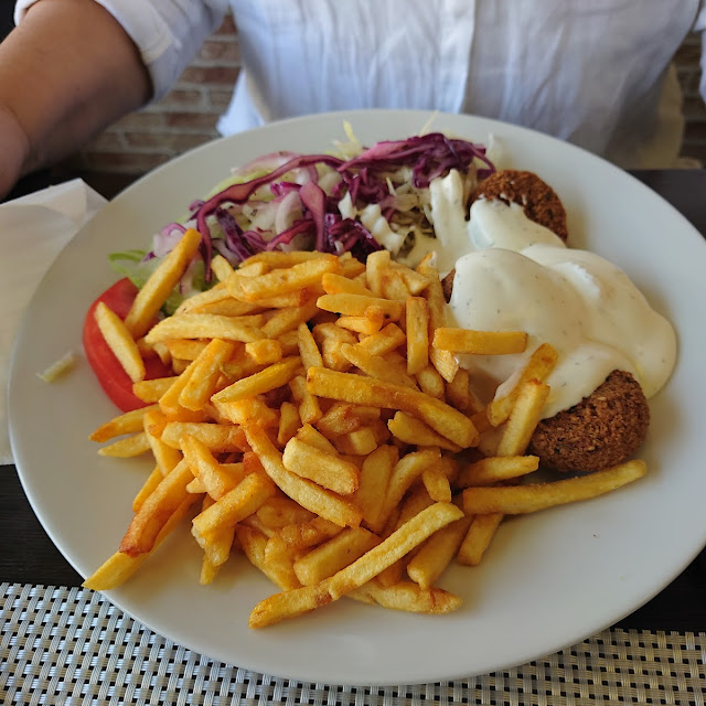 Teller Mit Pommes Und Salat