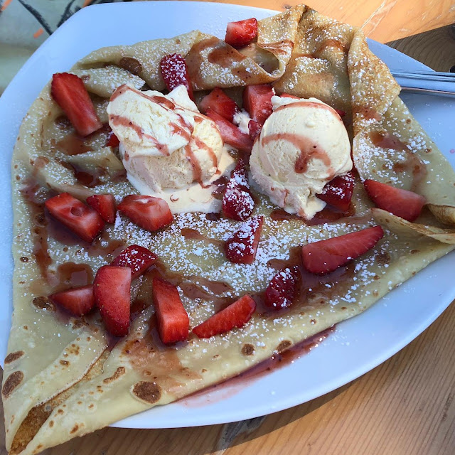 Pfannkuchen Mit Vanilleeis Und Erdbeeren