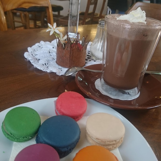Schoki Mit Espresso Und Macarons