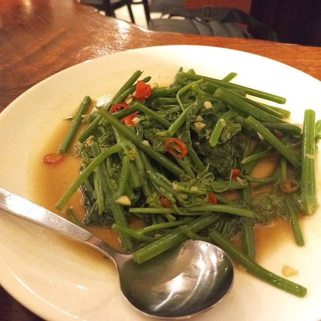 ผัดปวยเล้ง 素炒菠菜
