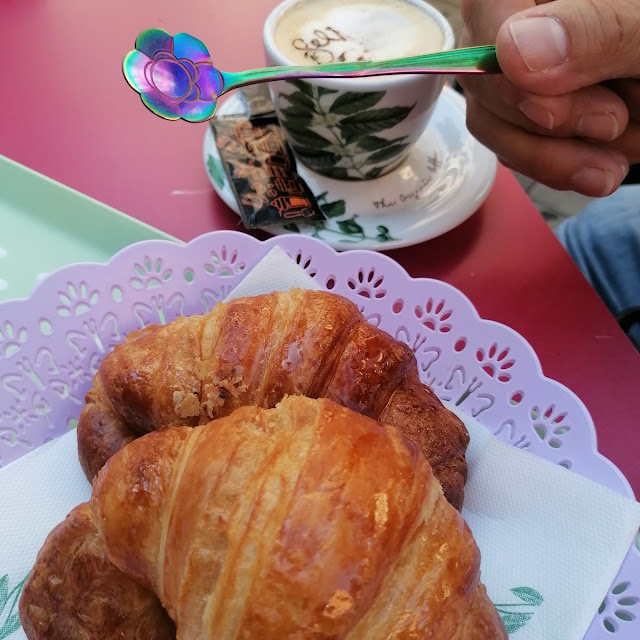 Cafec Leche Y Croasan