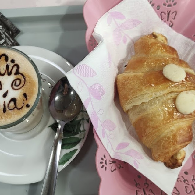 Café Con Leche Y Croissant de Chocolate Blanco