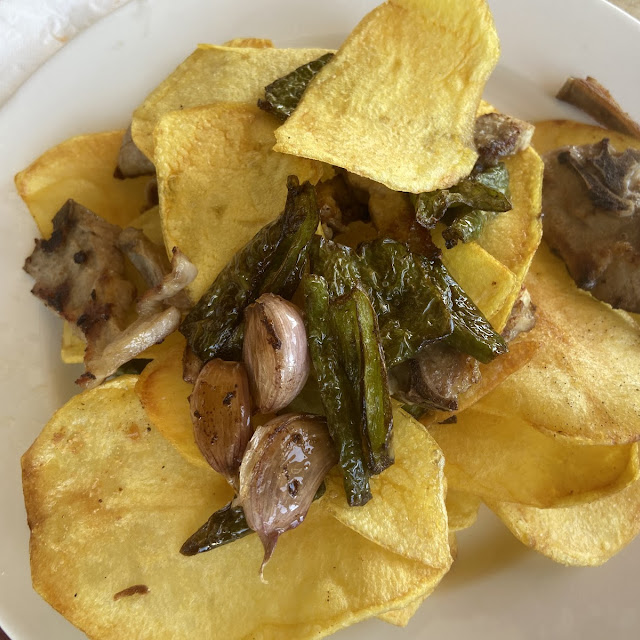 Chuletitas Con Patatas Fritas Y Pimiento Con Ajos